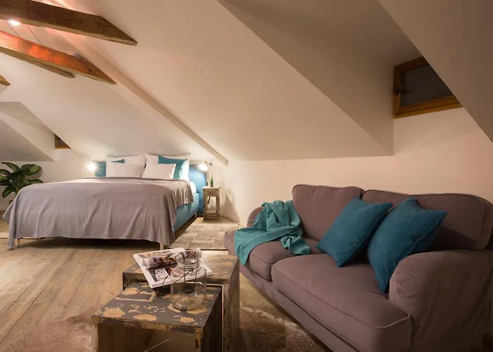 Gigantic Boho Chic 3 Bedroom 3 Bathroom Loft With Hanging Chair Lejlighed
