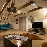 شقة Gigantic Boho Chic 3 Bedroom 3 Bathroom Loft With Hanging Chair براغ