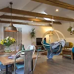Gigantic Boho Chic 3 Bedroom 3 Bathroom Loft With Hanging Chair Πράγα