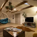 Апартаменты Gigantic Boho Chic 3 Bedroom 3 Bathroom Loft With Hanging Chair