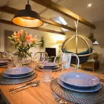 Апартаменты Gigantic Boho Chic 3 Bedroom 3 Bathroom Loft With Hanging Chair